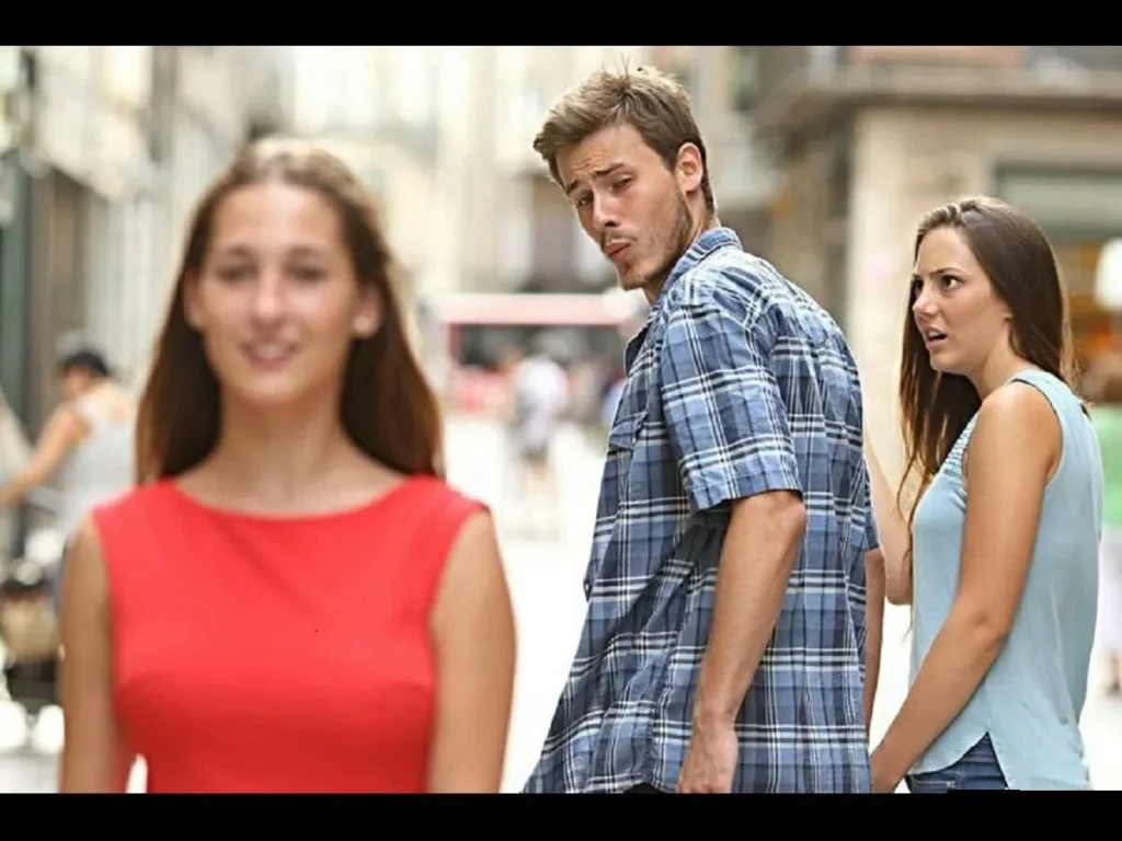 Meme del novio distraído ilustrando cómo un cliente potencial ignora una web egocéntrica por un blog que resuelve sus dudas.