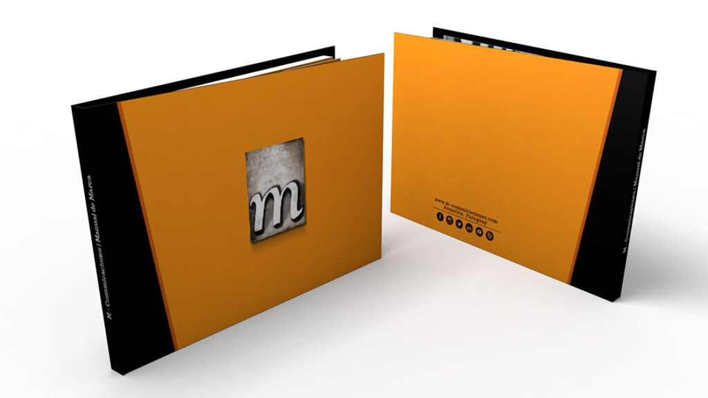 Visualización 3D de un manual de marca para M Comunicaciones, mostrando la portada y contraportada.